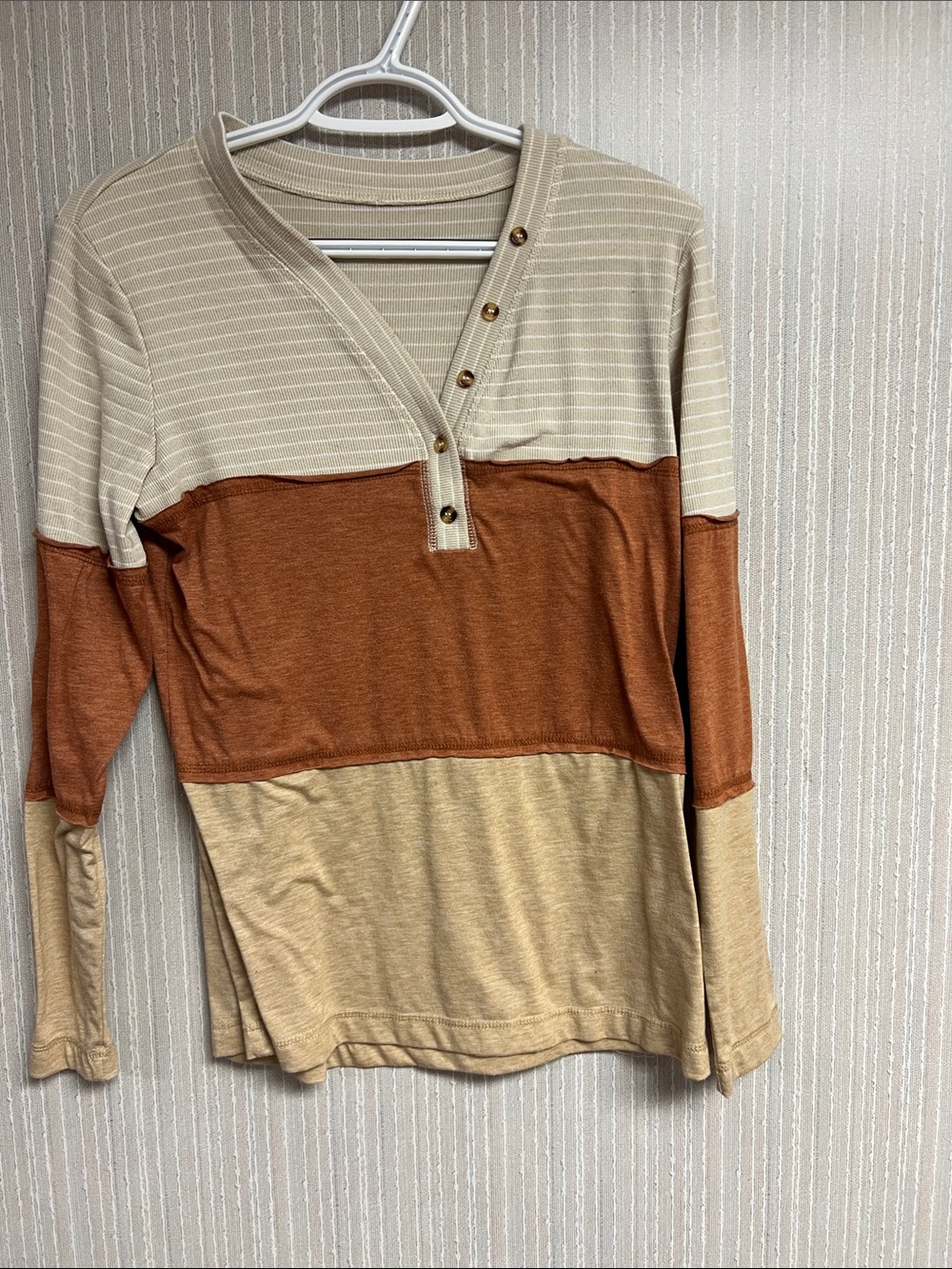 S/M Long Sleeve Colorblock Henley Top - Beige & Rust